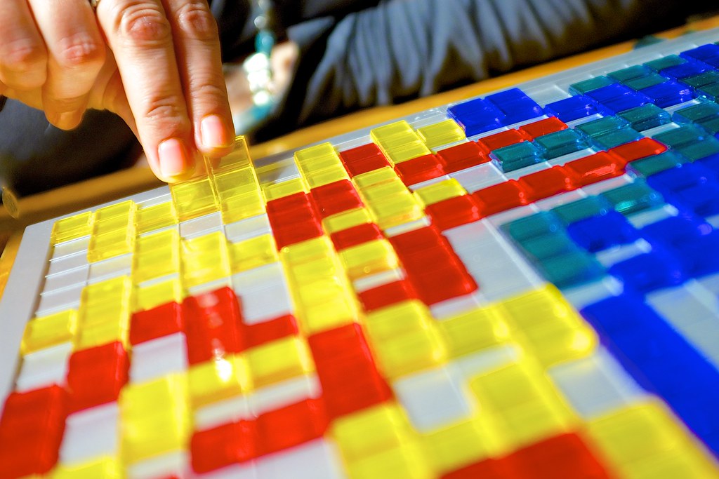 Table de jeu de société avec plateau, cartes et dés en pleine partie